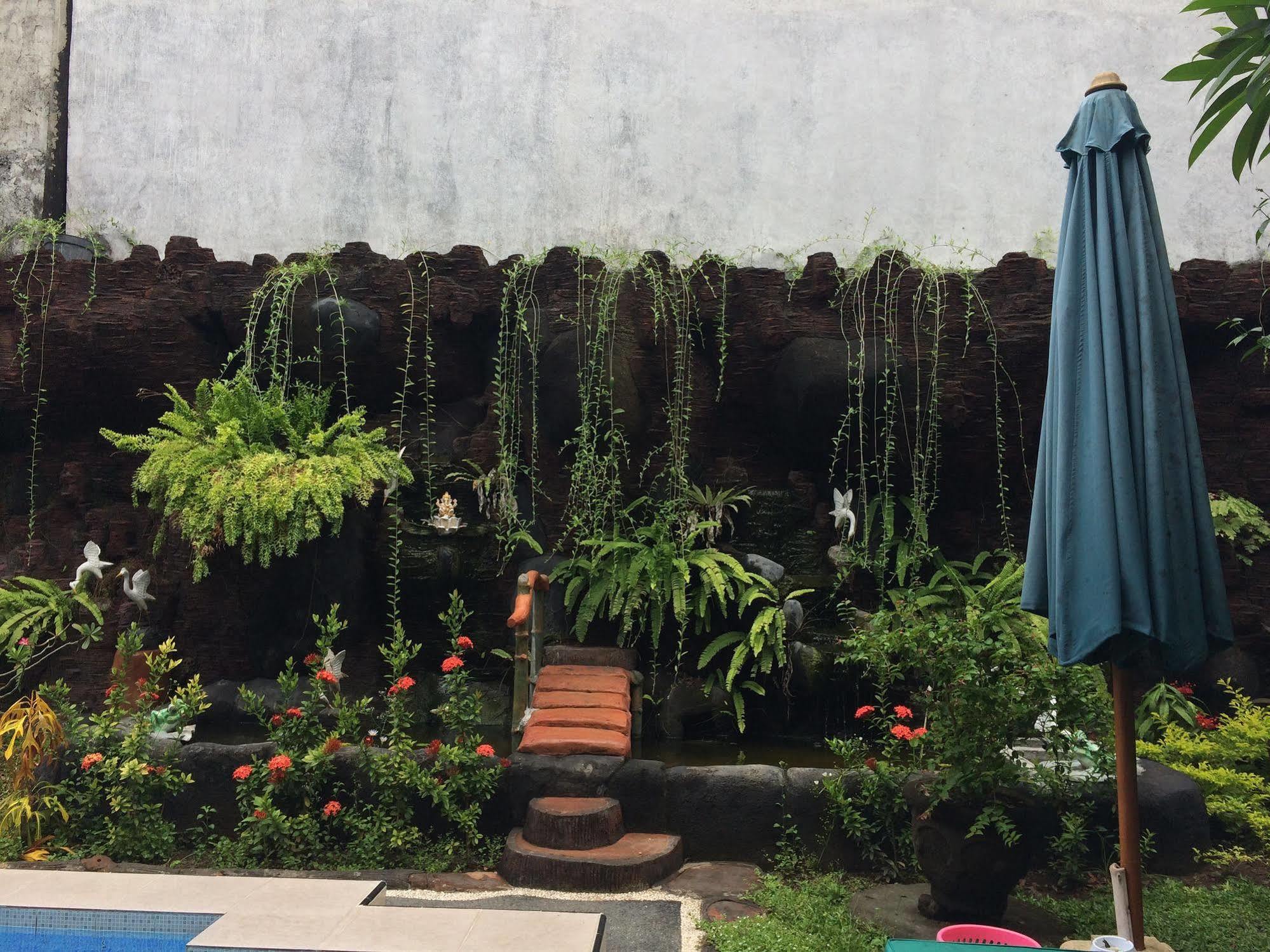 Jenny Bunker Homestay Кута Екстериор снимка